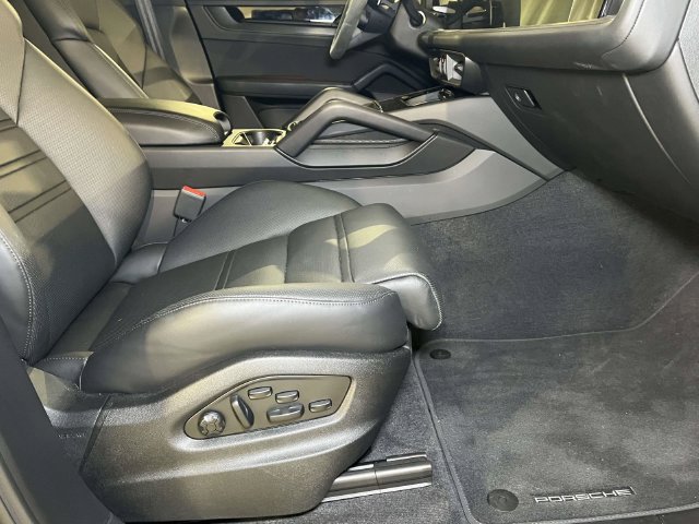 Certified 2025 Porsche Cayenne GTS AWD/4WD image 24