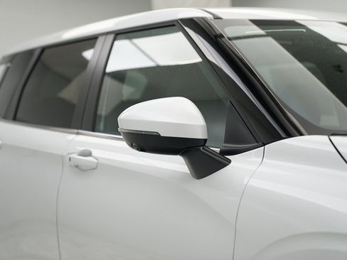 Used 2024 Mitsubishi Outlander SE image 8