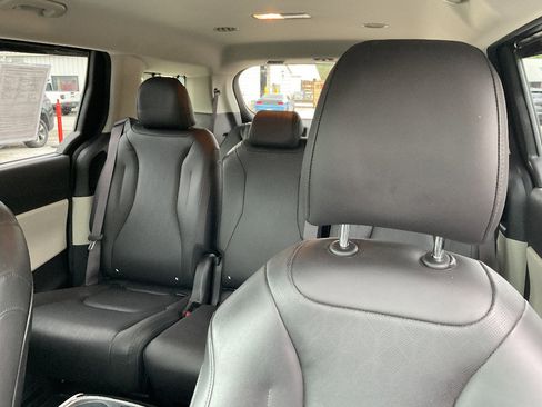 Used 2022 Kia Carnival EX FWD image 13