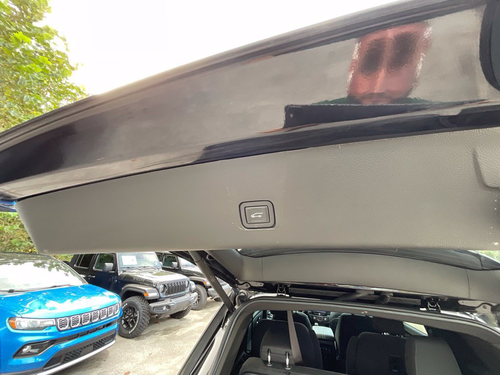 Used 2023 Chevrolet Traverse LT FWD image 28