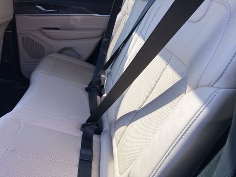 Certified 2023 Jeep Grand Cherokee Limited w/ Luxury Tech Group II image 18