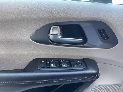 Used 2023 Chrysler Pacifica Touring-L FWD image 16