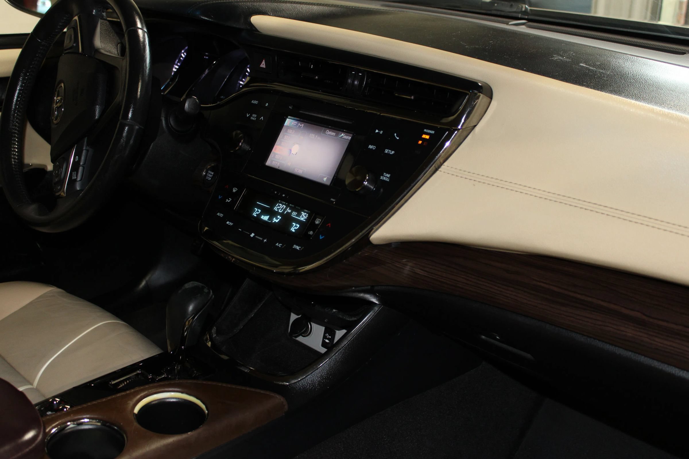 Used 2014 Toyota Avalon XLE FWD image 29
