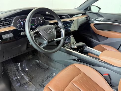 Used 2022 Audi e-tron Premium image 4
