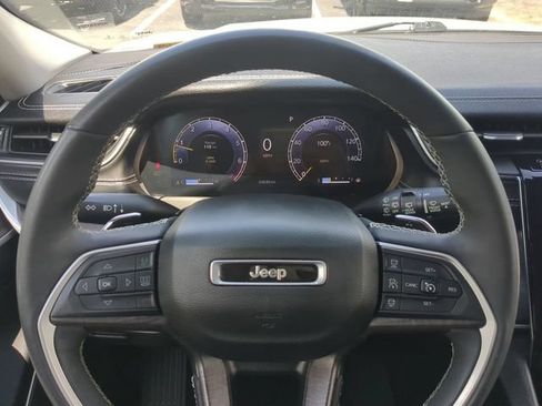 Used 2023 Jeep Grand Cherokee Limited w/ Black Appearance Package AWD/4WD image 33
