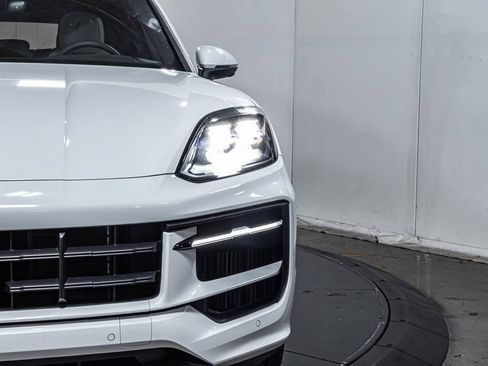 Certified 2025 Porsche Cayenne AWD/4WD image 18
