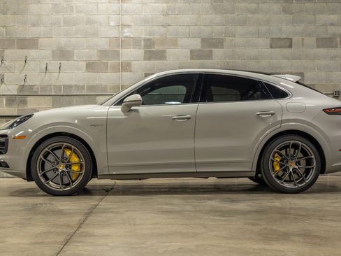 Used 2021 Porsche Cayenne Turbo S image 12