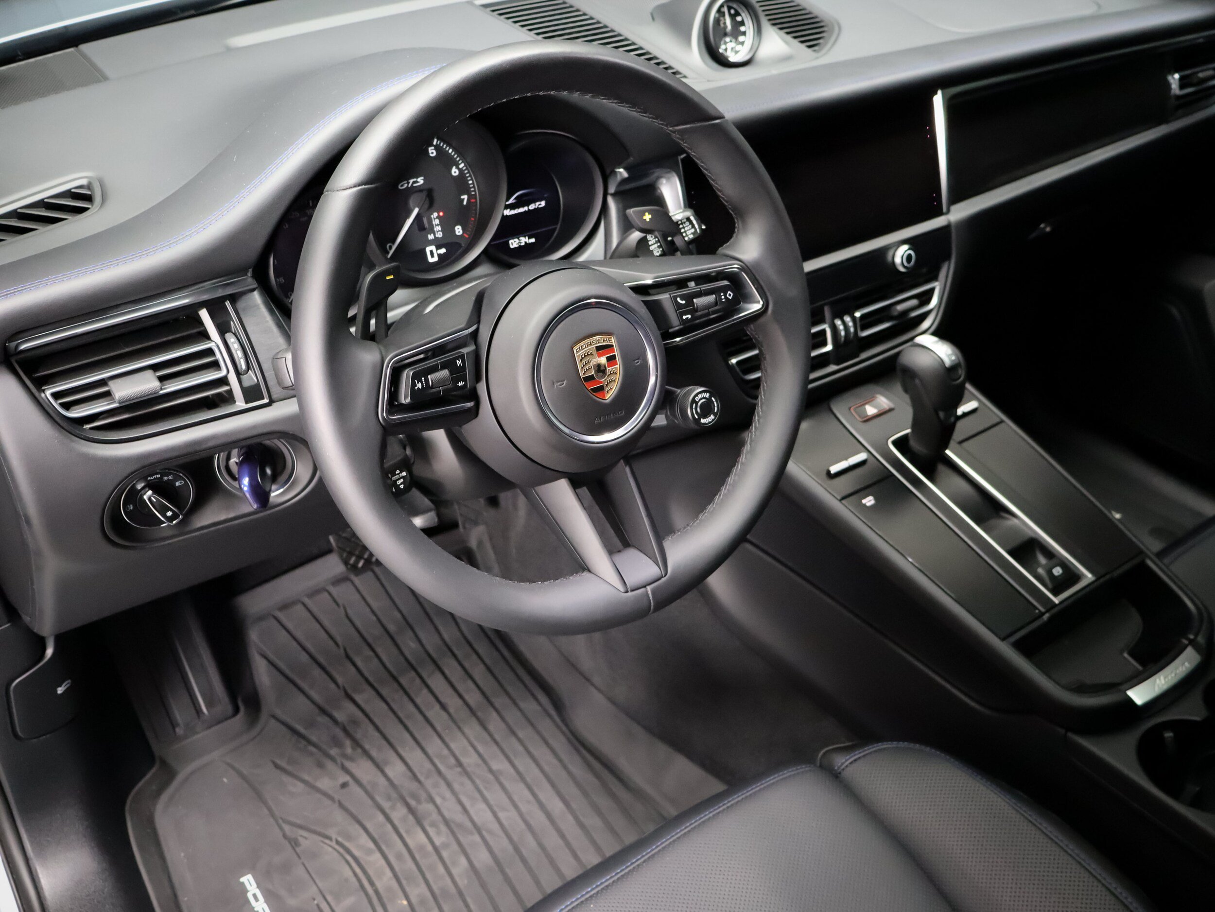 Certified 2025 Porsche Macan GTS AWD/4WD image 23
