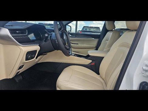 Used 2024 Jeep Grand Cherokee Limited image 13