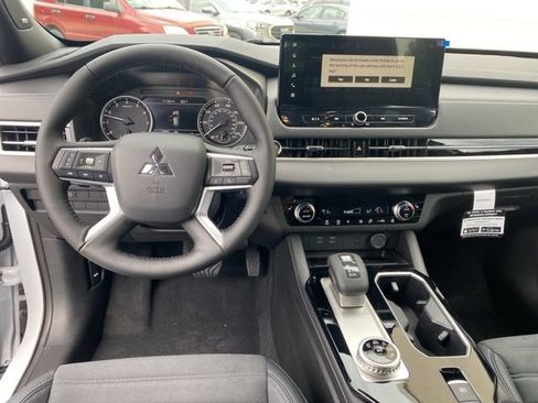 New 2026 Mitsubishi Outlander LE FWD image 8