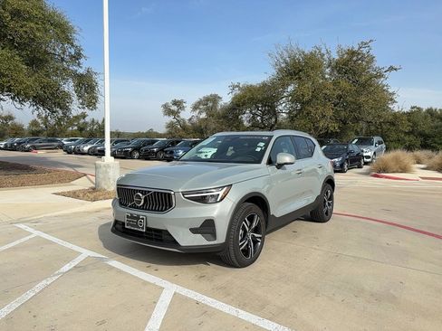 Certified 2025 Volvo XC40 B5 Core image 2