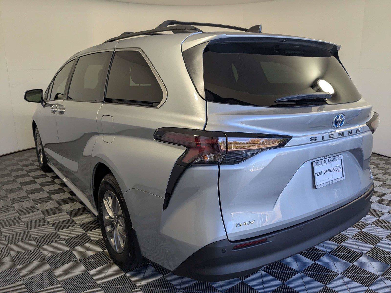 Certified 2025 Toyota Sienna XLE FWD image 6