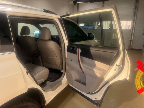 Used 2013 Toyota Highlander Limited AWD/4WD image 12
