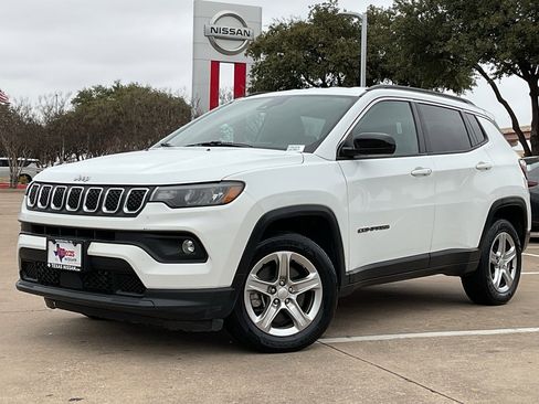 Used 2023 Jeep Compass Latitude image 2