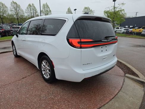 Used 2024 Chrysler Pacifica Touring-L FWD image 3