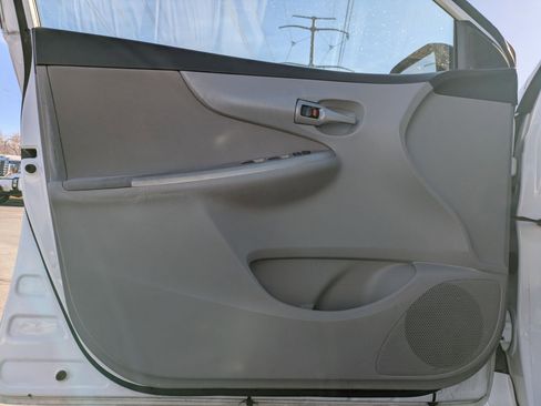 Used 2013 Toyota Corolla LE image 11