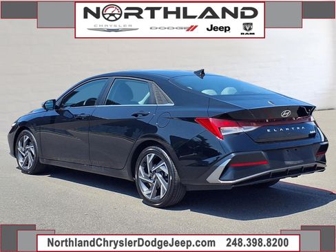Used 2025 Hyundai Elantra Limited FWD image 2