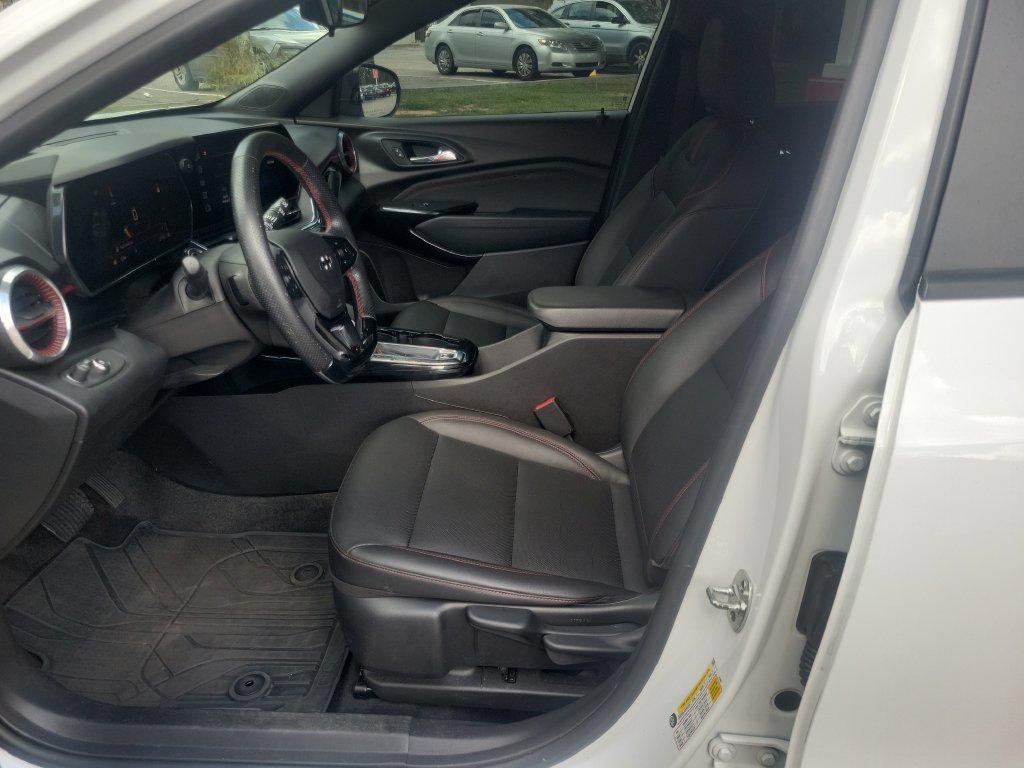 Used 2025 Chevrolet Trax RS w/ Sunroof Package FWD image 16