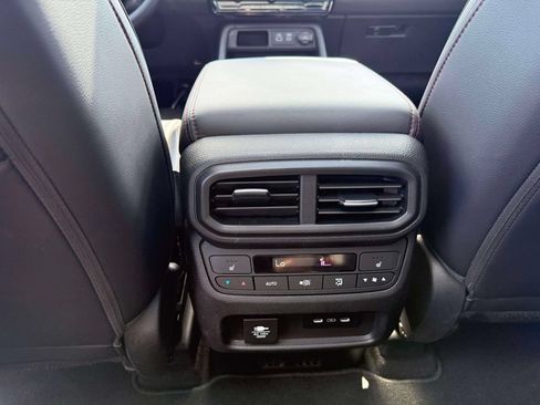 Used 2025 Honda Pilot Black Edition image 17