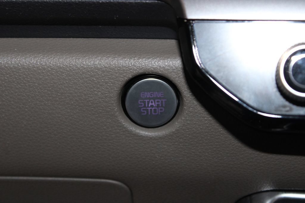 Used 2025 Kia Carnival FWD image 37