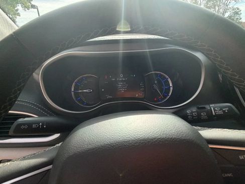 Used 2024 Chrysler Pacifica Limited FWD image 20