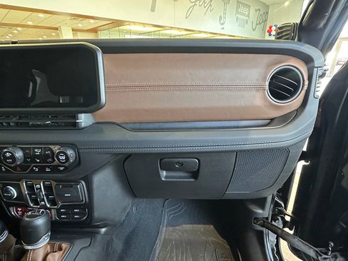 Used 2024 Jeep Gladiator Rubicon w/ Technology Group image 15