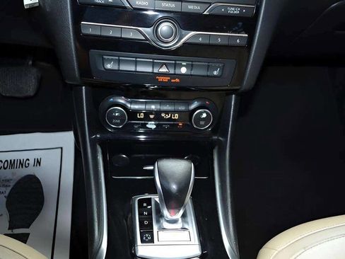 Used 2017 INFINITI QX30 image 32