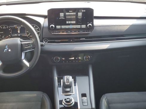 Used 2023 Mitsubishi Outlander SE image 16