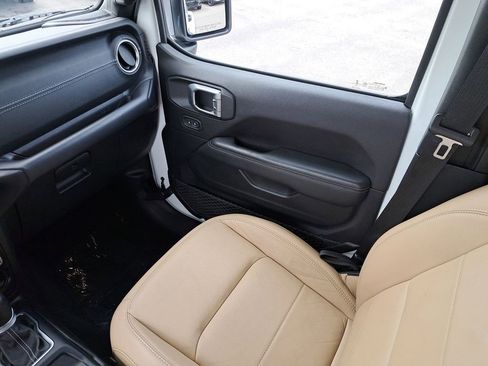 Used 2019 Jeep Wrangler Unlimited Sahara image 17
