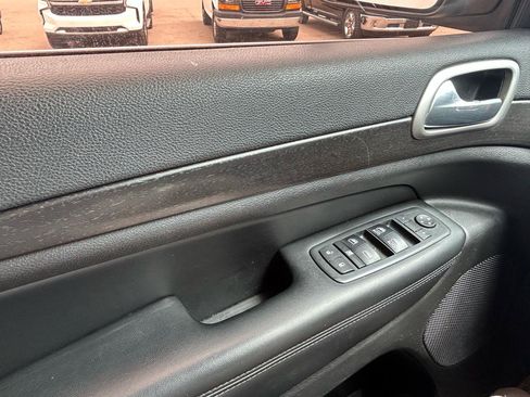 Used 2018 Jeep Grand Cherokee Laredo AWD/4WD image 28