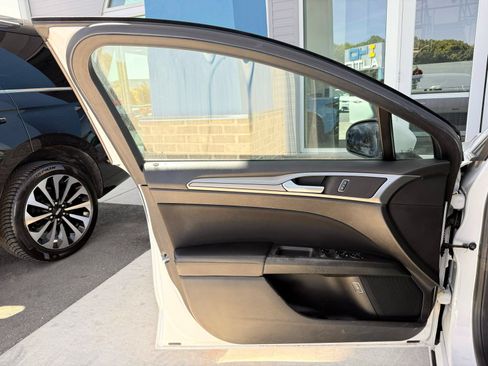 Used 2019 Ford Fusion SE FWD image 10