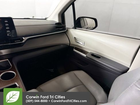 Used 2021 Toyota Sienna XLE image 28