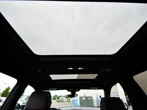 Used 2023 Chevrolet Traverse RS AWD/4WD image 18