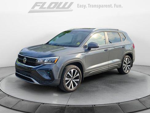 Certified 2022 Volkswagen Taos SE w/ Panoramic Sunroof Package AWD/4WD image 4