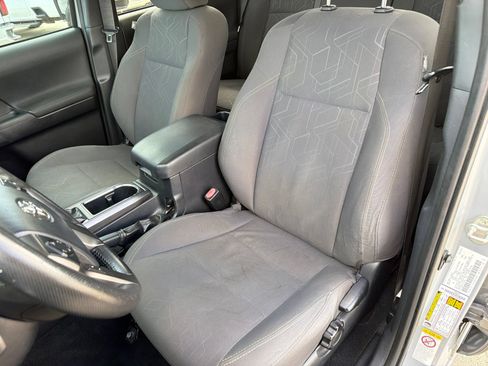 Used 2018 Toyota Tacoma TRD Off-Road AWD/4WD image 18