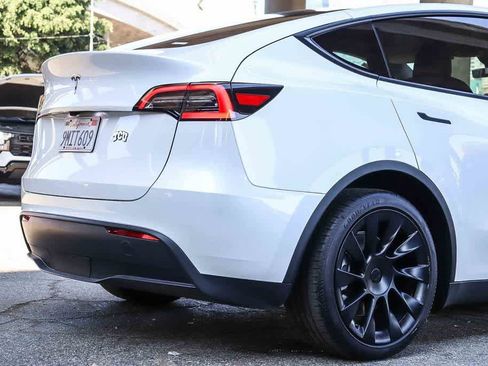 Used 2024 Tesla Model Y 2WD image 9