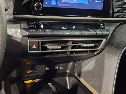 Used 2025 Toyota Camry LE image 31