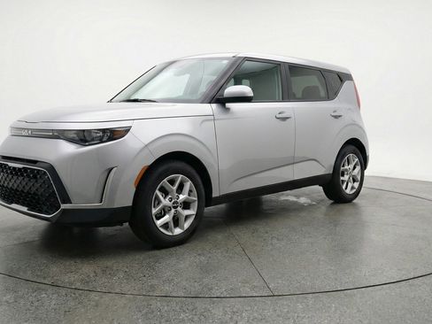 Used 2025 Kia Soul LX w/ LX Technology Package FWD image 3