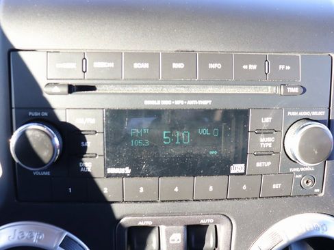 Used 2017 Jeep Wrangler Sahara image 19