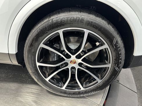 Certified 2025 Porsche Cayenne image 12