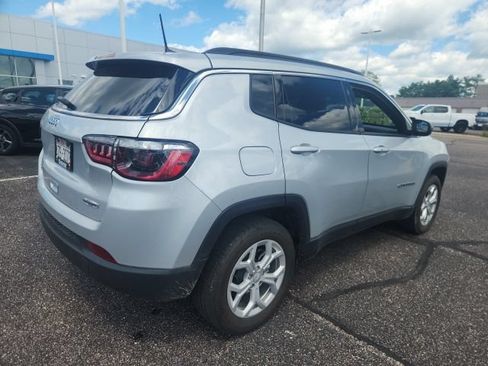 Used 2024 Jeep Compass Latitude AWD/4WD image 2