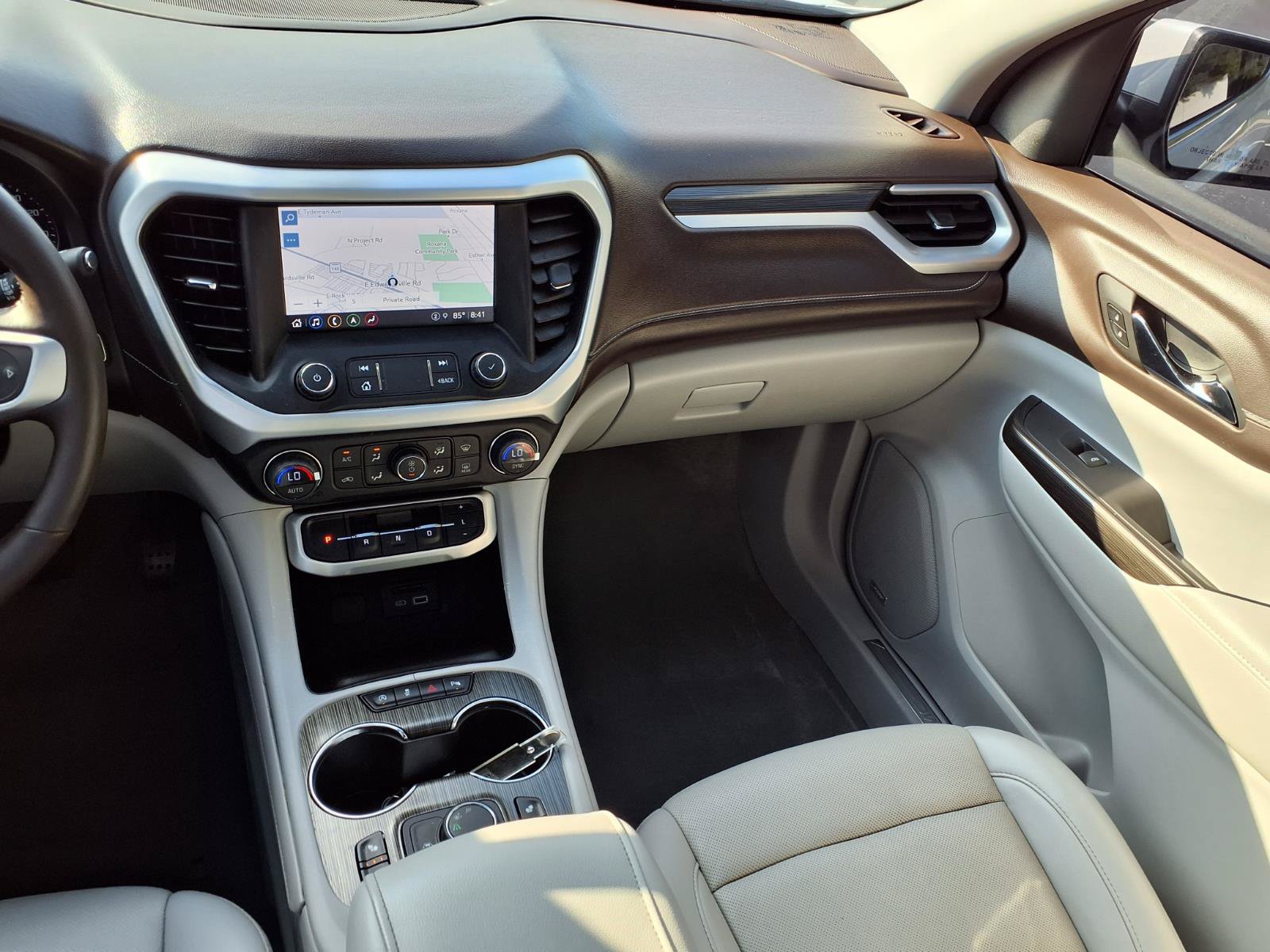 Used 2022 GMC Acadia SLT w/ Preferred Package FWD image 3