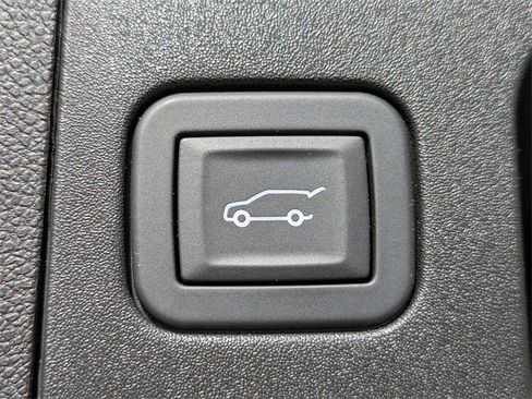 Certified 2025 Cadillac XT4 Premium Luxury image 13