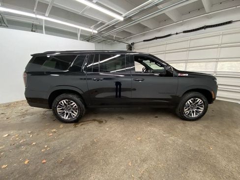 Used 2025 Chevrolet Suburban Z71 image 7