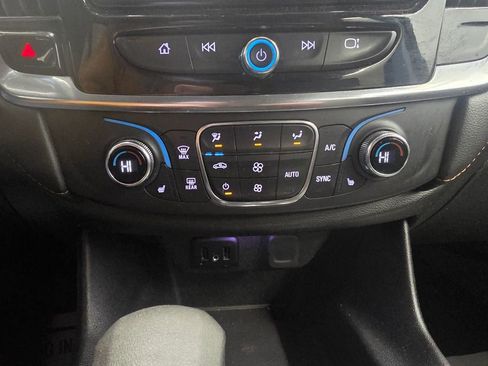 Used 2021 Chevrolet Traverse LT image 22