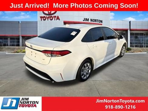 Used 2021 Toyota Corolla LE w/ Carpet Mat Package (TMS) FWD image 3