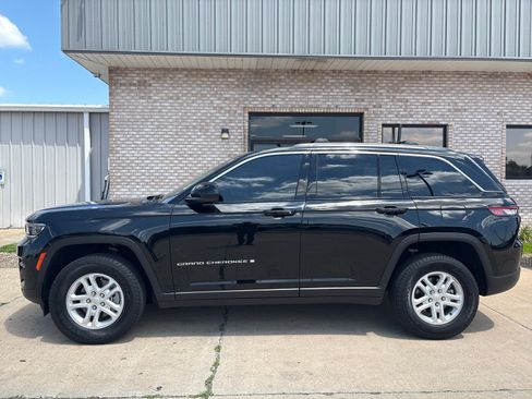 Used 2023 Jeep Grand Cherokee Laredo AWD/4WD image 2