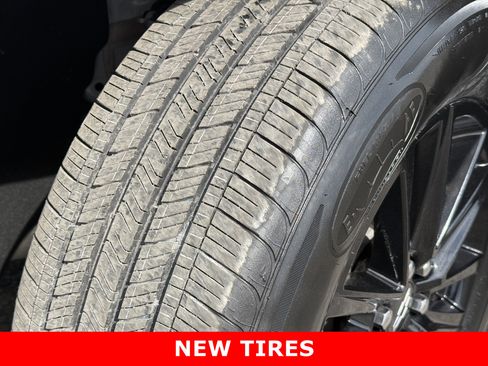 Used 2023 Chevrolet Traverse LT image 9