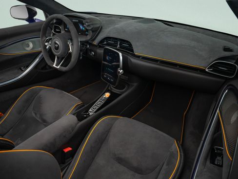 Used 2025 McLaren Artura Spider RWD image 9
