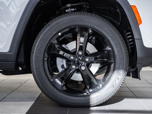 New 2025 Jeep Grand Cherokee Altitude image 16